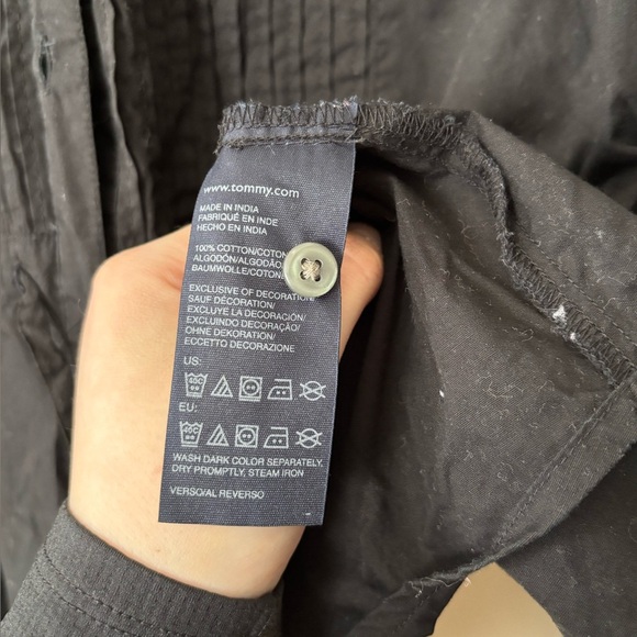🎉4/30$🎉 Vintage Tommy Hilfiger Black Button-Down Shirt – Size Medium 🖤 - Picture 5 of 6